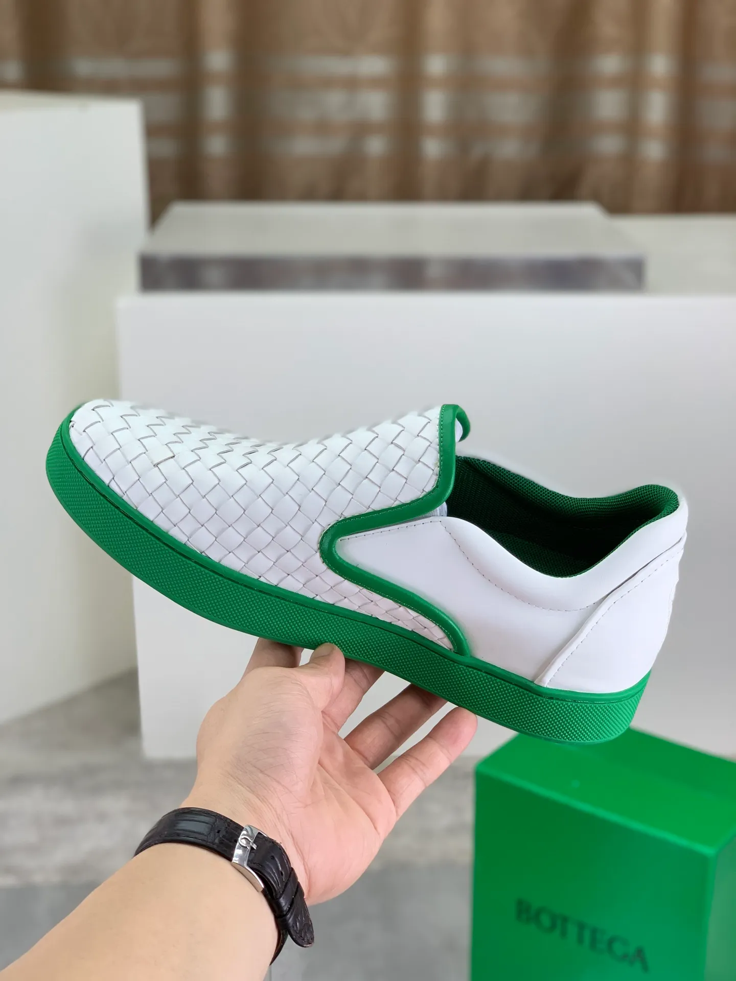 Factory price P720 💰Top quality💎💎💎 BOTTEGA VENETA official website synchronous couple👫The latest top version of the highest version of BV high-top casual shoes in the market, accept material comparison, shoe type comparison, process comparison, practical and textured, versatile, suitable for any occasion, the more you look at it, the more flavorful it becomes. Pure hand-woven craftsmanship - upper material, imported original woven calfskin - high-quality water-dyed cowhide inside - original private model customized outsole -Size: male 39-44 (customized 38 45 46) female 35-39 (customized 34 40 41) Comes with original BV green box, complete packaging.